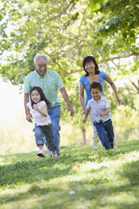 祖父母和孙子孙女一起跑步