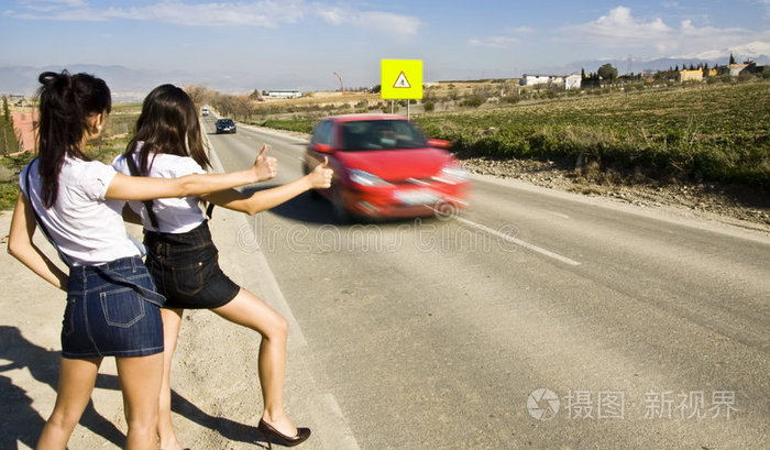 在路上搭便车的人