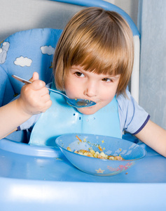 吃东西小孩图片