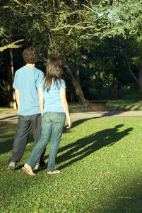 情侣在公园里散步垂直