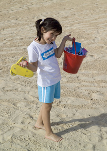 小孩子玩沙子