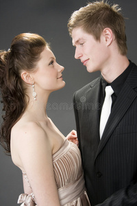 一对年轻漂亮的夫妇拥抱的画像。