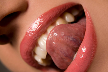 女人用舌头舔牙齿照片