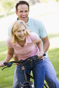 一对夫妇在户外骑自行车微笑