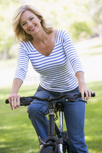 骑自行车在户外微笑的女人
