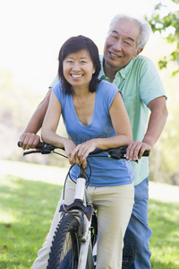 成熟夫妇骑自行车。