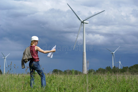 女工程师和风力涡轮机图片