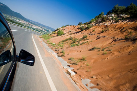 汽车在路上图片