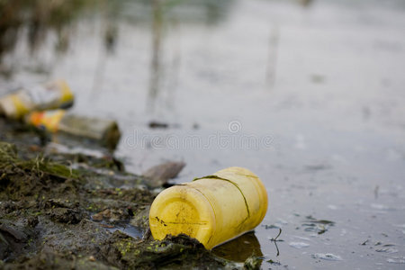 水污染河面塑料瓶