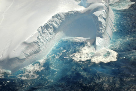 南大洋中的巨型冰山图片