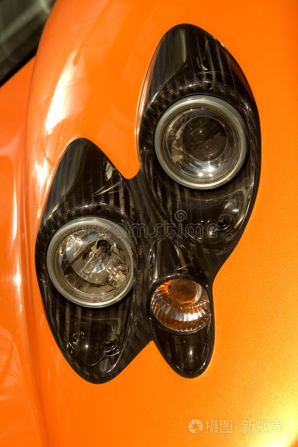 橙色超级跑车前灯