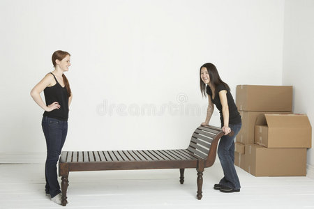 搬动沉重的家具