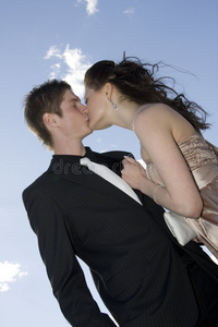 年轻幸福的情侣接吻