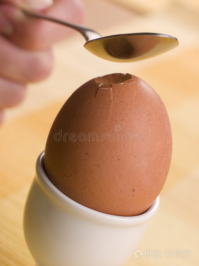 用勺子把煮熟的鸡蛋打碎