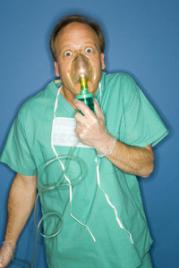 医生呼吸氧气照片