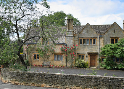 传统石制中世纪英国乡村别墅