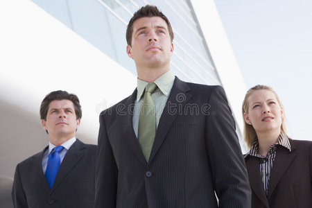 三个商人站在建筑物旁边
