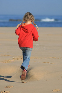 在沙滩上奔跑的孩子