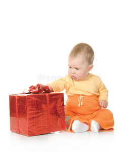 带红色礼品盒的小宝宝2个