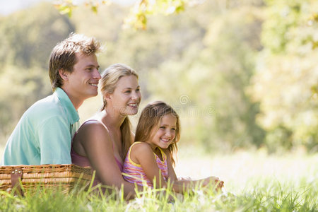 一家人在公园野餐，面带微笑
