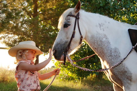 有小马的小女孩。