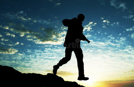 阳光男人奔跑图片