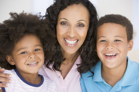 女人和两个微笑的小孩