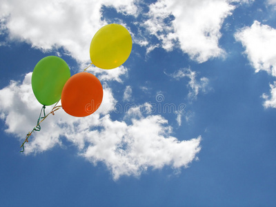 天空中五颜六色的气球束