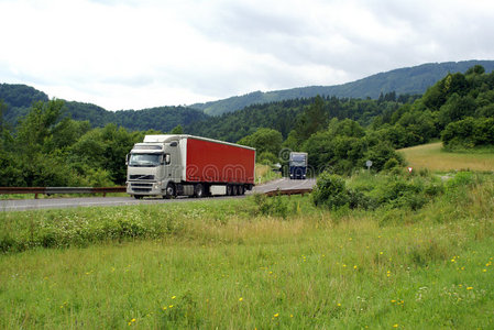 在乡村公路上行驶的卡车