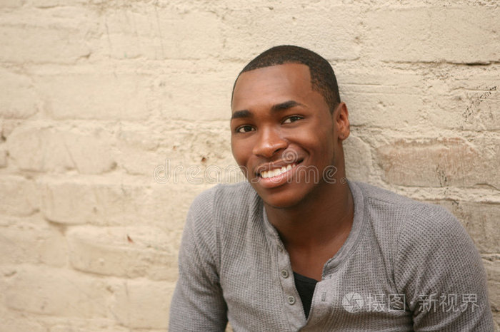 黑人青年肖像帅气的非洲裔美国男性肖像坐在巷子里的人站在海浪中的非