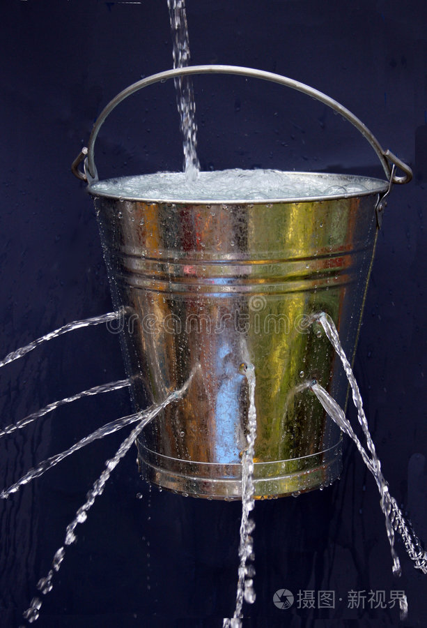 排水管一滴水倒水废物出口1老井水桶滴水背景排污口2流动的水水管标签