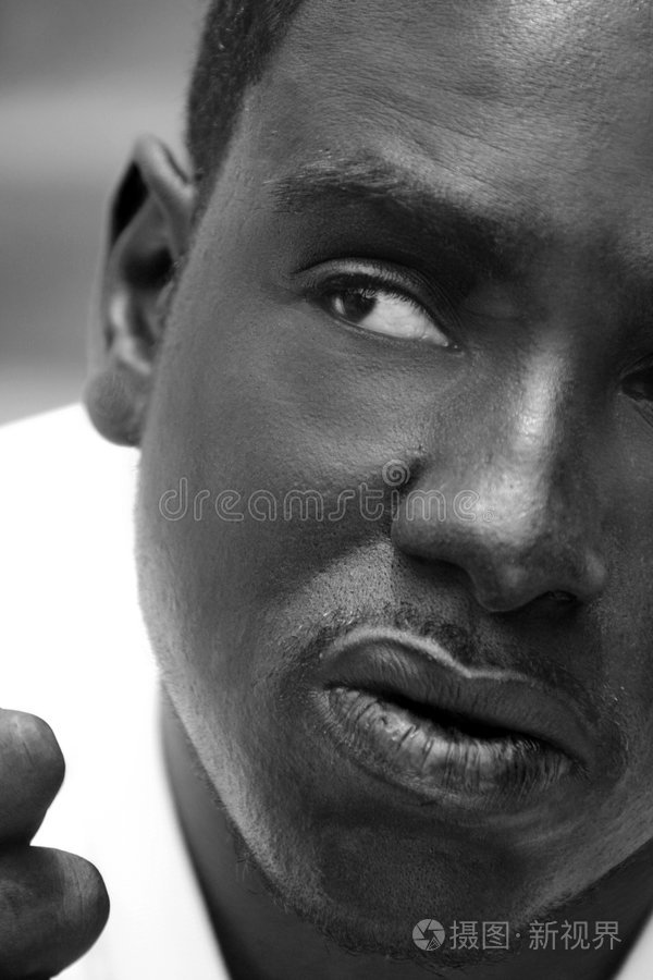 黑人青年肖像站在海浪中的非裔美国人坐在巷子里的人帅气的非洲裔美国