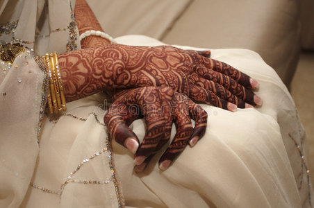 印度新娘的手上覆盖着指甲花