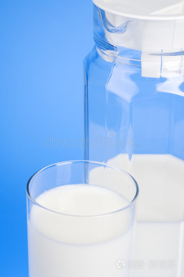 蓝色背景下的健康牛奶食品