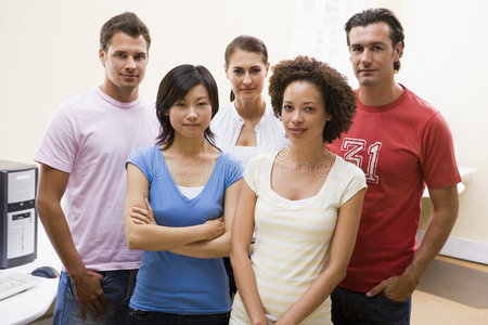 年龄五五个人站在电脑房里照片
