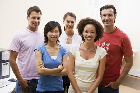 有五个孩子的父母五个孩子与竖起大拇指五个孩子跳进麻袋里五个姿势的