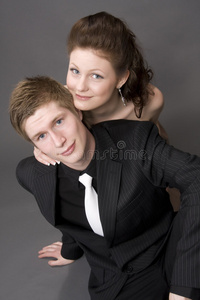 一对年轻漂亮的夫妇的画像