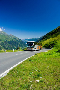 阿尔卑斯山公路上的公共汽车图片