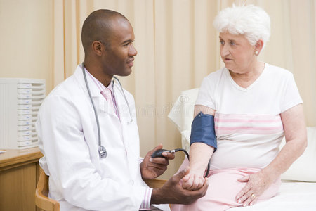 医生检查妇女的血压