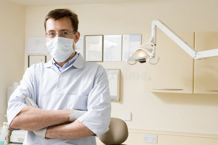 牙医戴着口罩在检查室