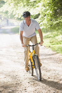 男子在户外骑自行车微笑