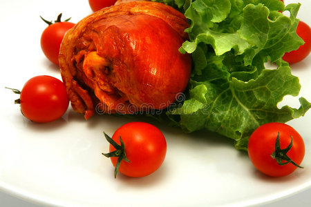 火鸡腿配西红柿和生菜图片