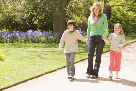 母亲和两个小孩在小路上散步