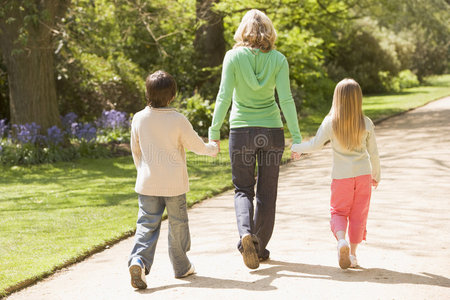 母亲和两个小孩在小路上散步图片