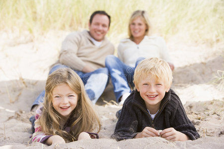 家人在沙滩上放松微笑