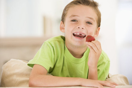 小男孩在客厅吃草莓