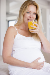 孕妇喝一杯橙汁