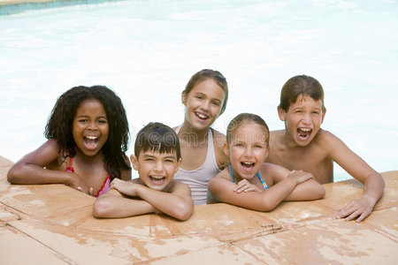 游泳池里的五个年轻朋友微笑着