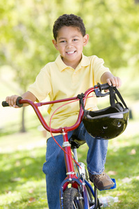 户外骑自行车的小男孩微笑着