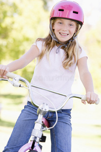 户外骑自行车微笑的年轻女孩